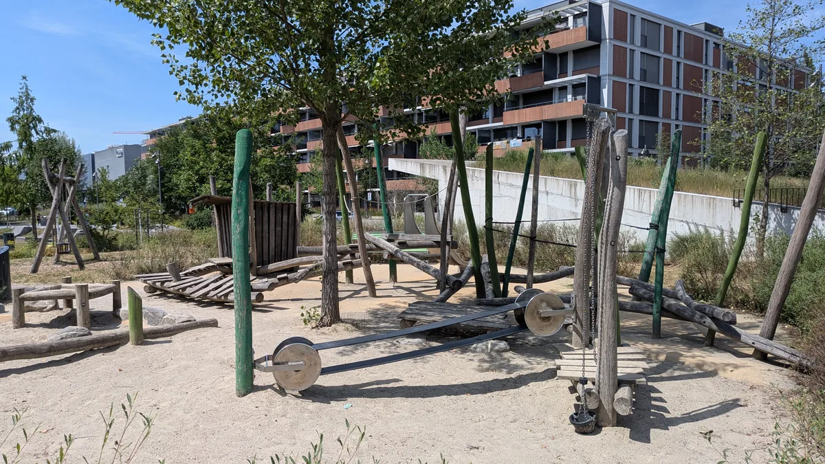 Hier können angehende Baumeister mit professionellem Gerät sändelen. Impressionen aus einem Park.
